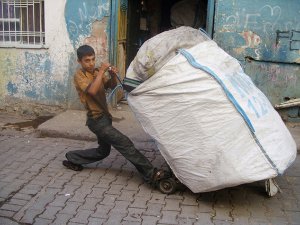 BAKANLIK KAĞIT İŞÇİLERİNİ İŞSİZ BIRAKTI