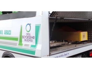 EVDE TEK BAŞINAYKEN DOĞURDUĞU BEBEĞİYLE ÖLDÜ