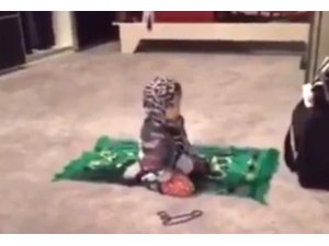 DEMET AKALIN KIZINI ÖRTTÜ, NAMAZ GÖRÜNTÜLERİNİ PAYLAŞTI