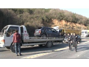 OTOMOBİL İLE HAFRİYAT KAMYONU ÇARPIŞTI: 2 ÖLÜ, 5 YARALI