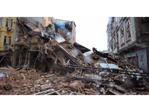BEYOĞLU'NDA BİNA ÇÖKTÜ