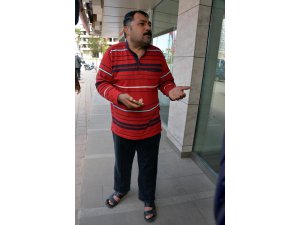 DOLANDIRICIYI YAKALATMAK İÇİN PİJAMA VE TERLİKLE BANKAYA GELDİ