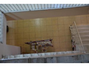 LİSELİ GENÇ KIZ 3'ÜNCÜ KATTAN MERDİVEN BOŞLUĞUNA DÜŞTÜ