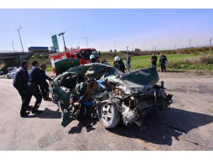 OTOMOBİL KAMYONA ÇARPTI: 2 ÖLÜ, 2 YARALI