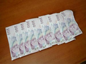 SAHTE 200 LİRAYI BOZDURURKEN YAKALANDI