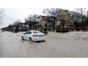 ELAZIĞ'DA SAĞANAK YAĞMUR HAYATI FELÇ ETTİ