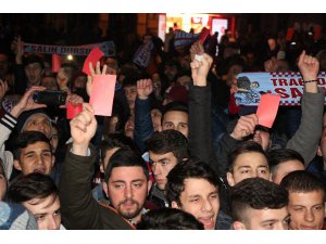 TRABZON TARAFTARI KIRMIZI KART GÖSTERDİ