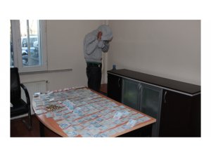 DİLENCİNİN ÜZERİNDEN 12 BİN LİRA ÇIKTI