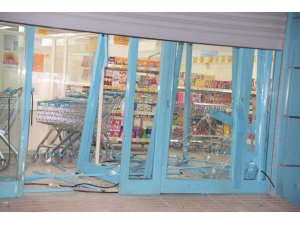 MARKETLER ZİNCİRİNİN 3 ŞUBESİ BOMBALANDI