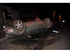 İSTİNAT DUVARINA ÇARPAN CİP TAKLA ATTI: 3 YARALI