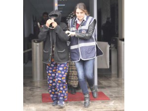 YAŞLI ERKEKLERİ TACİZ EDİP CÜZDANLARINI ÇALDILAR