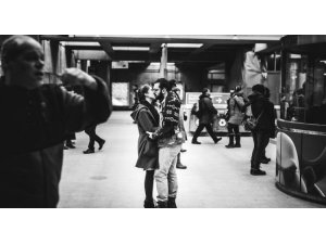 SOKAKLARDAKİ EN ROMANTİK AŞK MANZARALARINI YAKALAYAN FOTOĞRAFÇI