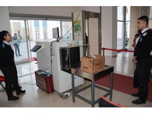 SURİYELİ KADININ X-RAY CİHAZINA KOYDUĞU KUTU ŞOK ETTİ