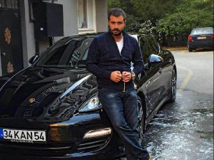 LÜKS OTOMOBİLİ İLE TIR ALTINA GİREN SÜRÜCÜ ÖLDÜ