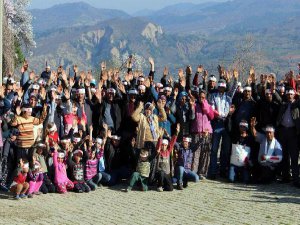 AKP SATTI, DAVA AÇAN MUHTAR DÖVÜLDÜ, KÖYLÜ AYAĞA KALKTI