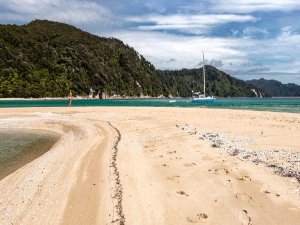 HALK PARA TOPLADI KENDİSİNE AÇIK PLAJ SATIN ALDI