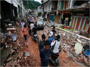 ENDONEZYA'DA BÜYÜK DEPREM