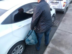 METRO'YA TEKBİR GETİRİP ÇANTA ATTILAR