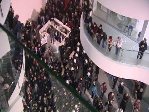 POLİS, ZAMAN GAZETESİ ÖNÜNDE BEKLEYEN KALABALIĞA MÜDAHALE ETTİ