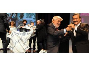 KADİR İNANIR'IN ONUR ÖDÜLÜ ALDIĞI FESTİVALDE PROSTESTO