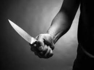 KARISINI 30 YERİNDEN BIÇAKLADI