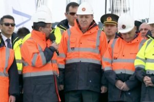 ERDOĞAN'DAN İŞÇİLERE SADAKA