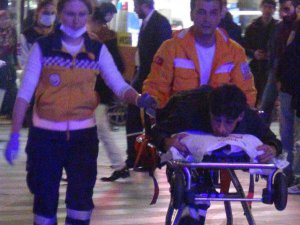 PARKTA YÜRÜRKEN BIÇAKLANDI