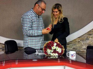 CANLI YAYINDA SUNUCUYA EVLİLİK TEKLİFİ