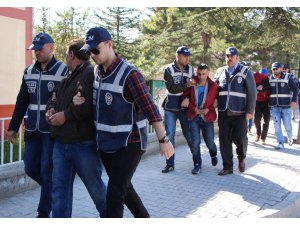 ŞARKICI DİLBER AY'IN KARDEŞİNE UYUŞTURUCU GÖZALTISI