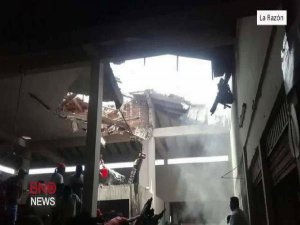 UÇAK PAZAR YERİNE ÇAKILDI: 7 ÖLÜ, 15 YARALI