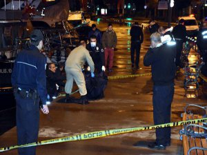 İSTANBUL'DA DENİZDE CESET