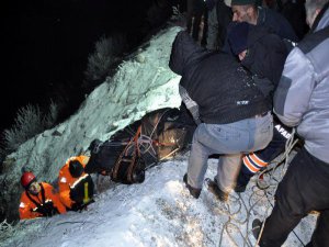 100 METRELİK UÇURUMA YUVARLANDILAR; 2 ÖLÜ, 2 YARALI