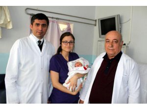 2 GÜNLÜK KIZ BEBEK CAMİ AVLUSUNA BIRAKILDI