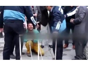 KAĞIT TOPLAYICISININ FERYADI: ''ÖLDÜR BENİ, EKMEK TEKNEMİ ALMA''