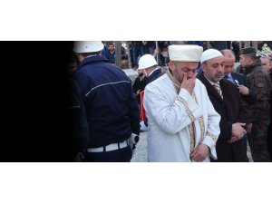 ŞEHİT BABASI İMAMIN ZOR ANLARI... YÜREK YAKAN DETAY