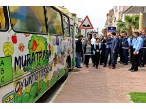 ANTALYA'DA PAZARCILAR HAMİLE ÖĞRETMENİ TARTAKLADI