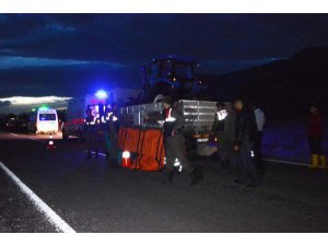 MOTOSİKLET, KAMYONETE ÇARPTI: 2 ÖLÜ