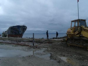 ERDEK'TE BATAN YÜK GEMİSİ BÖYLE ÇIKARILDI