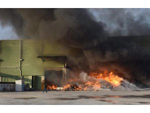 GERİ DÖNÜŞÜM FABRİKASINDA YANGIN