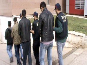 BOMBA YÜKLÜ ARAÇLA SALDIRI HAZIRLIĞINDAKİ 6 IŞİD'Lİ YAKALANDI