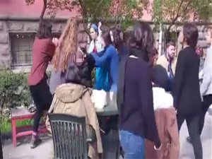 TACİZCİ ERKEĞİ DÖVEN KIZLARIN GÖRÜNTÜLERİ SOSYAL MEDYAYI SALLADI