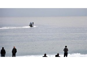 ANNESİNİ ÖLDÜRÜP ÇIRILÇIPLAK DENİZE KOŞTU