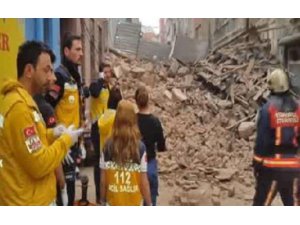 BEYOĞLU'NDA BİNA ÇÖKTÜ