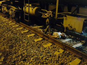 RAYLARA YATTI, ÜZERİNDEN TREN GEÇTİ