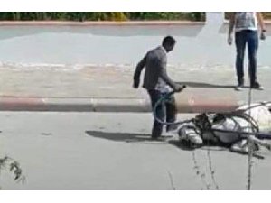 YERE DÜŞEN ATINI TEKMELEYEREK KALDIRMAYA ÇALIŞTI