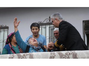 ŞEHİDİN ANNESİ, ASKERLERİ GÖRÜNCE 'YAVRUM' DİYE BAĞIRDI