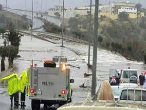 SUUDİ ARABİSTAN'DA FELAKET; 18 ÖLÜ BİNLERCE KİŞİ EVSİZ
