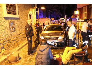 TARİHİ KALEİÇİ’NDE ALKOLLÜ SÜRÜCÜ DEHŞET SAÇTI: 3 YARALI