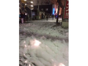 JAPONYA SOKAKLARI DEPREMDEN SONRA BEYAZ KÖPÜKLERLE KAPLANDI