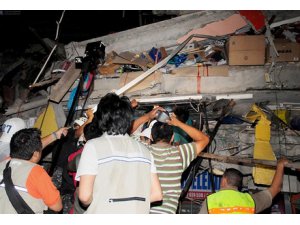 EKVADOR'DA 7,8 BÜYÜKLÜĞÜNDE DEPREM
